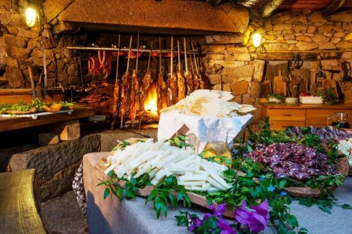 Barbecue, assortiment de fromages et charcuterie au restaurant Lu Stazzu sur la Costa Smeralda