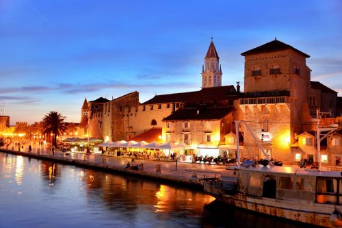 Le bord de mer de Trogir vu de nuit