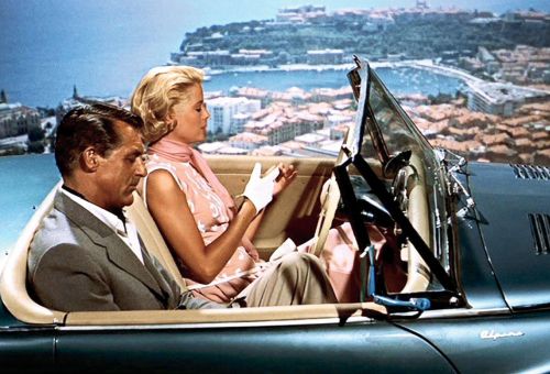 Une scne du film La main au collet avec Grace Kelly et Carry Grand dans une voiture