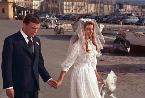 Brigitte Bardot marchant sur le port de Saint-Tropez dans le film Et Dieu cra la femme