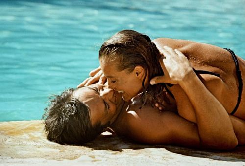 Romy Schneider et Alain Delon s'embrassant prs d'une piscine dans le film La Piscine