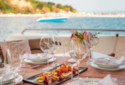 Une table dresse pour le djeuner sur le pont arrire d'un yacht