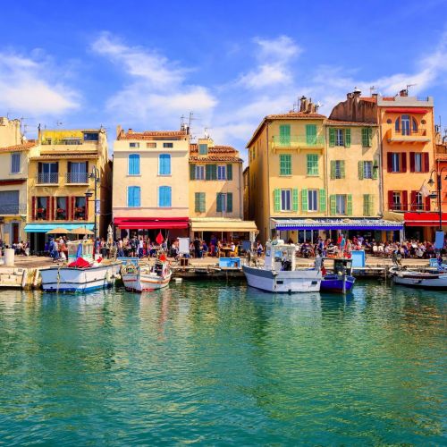 Maisons traditionnelles colores sur le port de Cassis dans le sud de la France