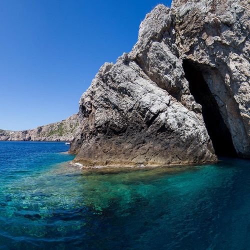 L'entre d'une cave sous-marine  Bisevo