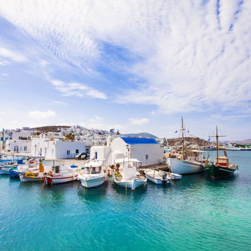 Le village pittoresque de Naoussa sur l'île de Paros en Grèce