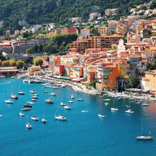 La baie de Villefranche-sur-mer avec des yachts  l'ancre sur la Cte d'Azur