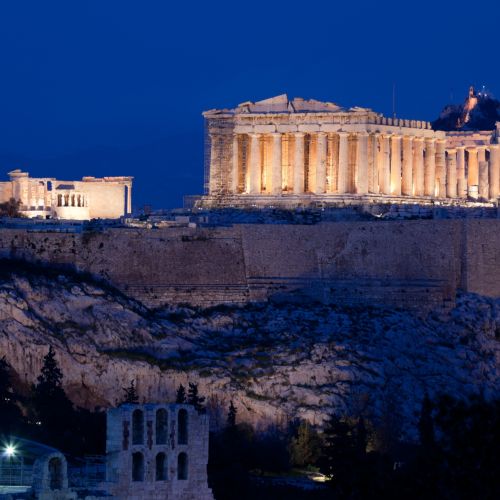 Vue nocturne du temple du Parthnon sur l'Acropole d'Athnes en Grce