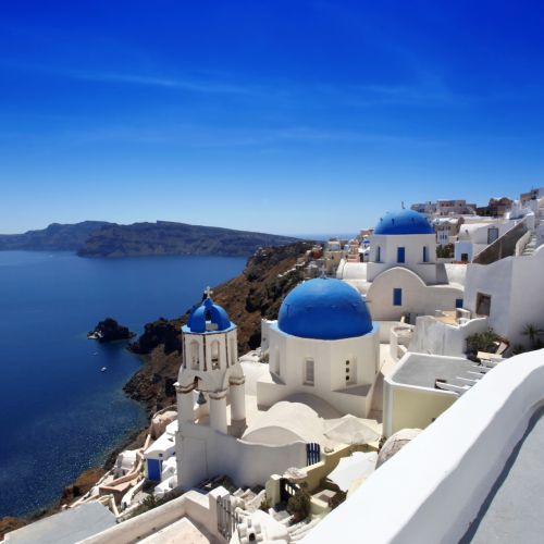 Superbe vue de Santorin dans les Cyclades avec ses btiments blancs et ses dmes bleus