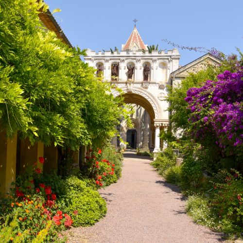 L'abbaye des moines de Lrins et sa vgtation sur l'le Saint-Honorat dans la baie de Cannes