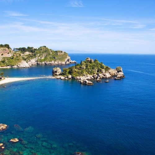 Paysage marin  Taormina en Sicile avec Isola Bella et sa plage