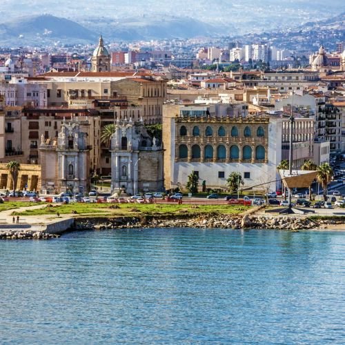 Le front de mer de la ville de Palerme en Sicile