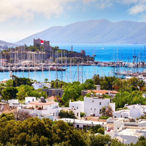 La ville de Bodrum avec son chteau et son port en mer ge en Turquie