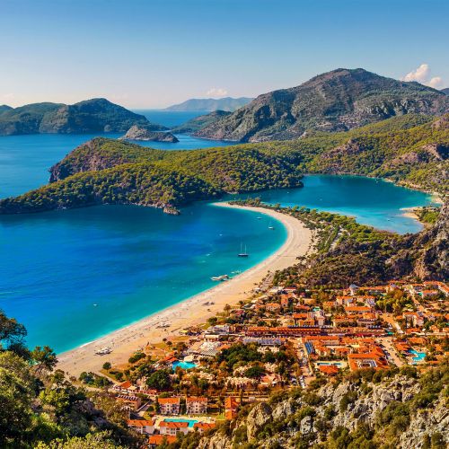 Vue arienne sur le lagon bleu  Oludeniz en Turquie, plage de sable et eaux turquoise