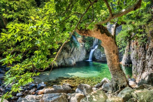 Une cascade baigne de soleil sur l'le montagneuse de Samothrace en Grce