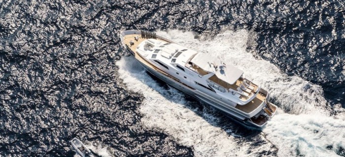 Un yacht disponible pour une location de yacht événementielle sur la Côte d'Azur et les congrès de Cannes 