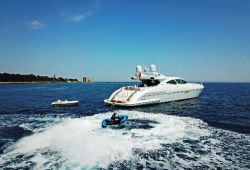 Un yacht sportif Mangusta  l'ancre avec son annexe