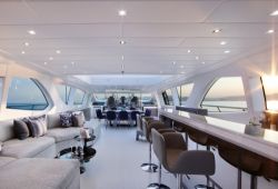 L'intérieur d'un yacht avec son salon et de grandes baies vitrées panoramiques