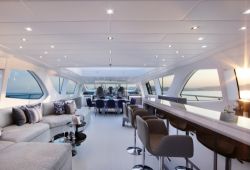 L'intrieur d'un yacht avec son salon et de grandes baies vitres panoramiques