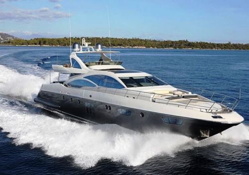 Un luxueux yacht  moteur Azimut en navigation lors d'une location yacht journe sur la Cte d'Azur