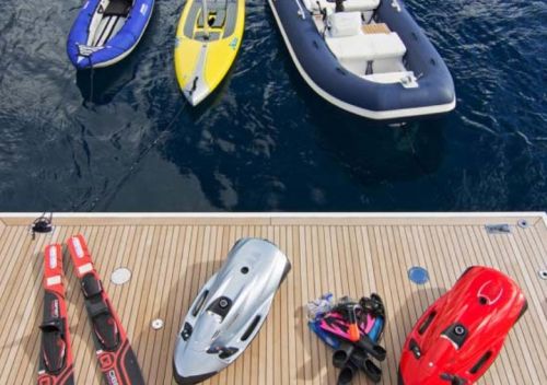 Une collection de water toys sur la plateforme de baignade d'un yacht