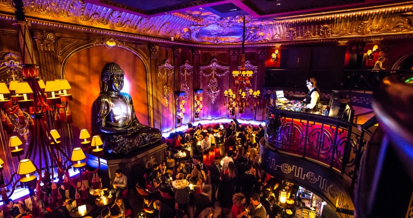 Le Buddha Bar  Monaco lors d'une soire festive avec une ambiance lumineuse et un DJ