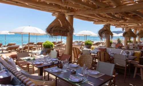 Des tables dresses pour le djeuner au restaurant La Rserve  la Plage  Ramatuelle prs de Saint-Tropez