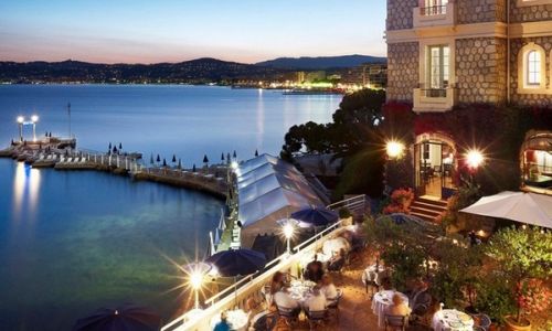 La terrasse de l'htel Belles Rives  Juan-les-Pins, vue de nuit