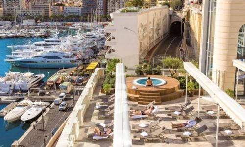 Le solarium des Thermes Marins de Monte-Carlo avec vue sur le Port Hercule et ses luxueux yachts amarrs