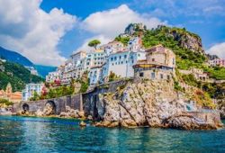 Le village ctier de Positano sur la Cte Amalfitaine, l'une des meilleures destinations en Mditerrane