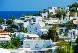 Un quartier rsidentiel avec des maisons blanches sur l'le de Panarea en Sicile