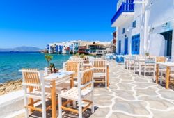 Un restaurant grec de type taverne en bord de mer sur l'le de Mykonos en Grce