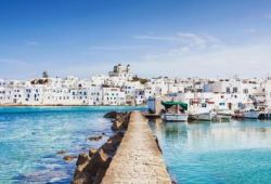 Le village de Paros en Grce, vu depuis la mer