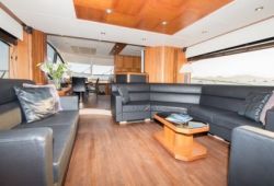 Sunseeker Manhattan 70 à louer dans le sud de la France - salon