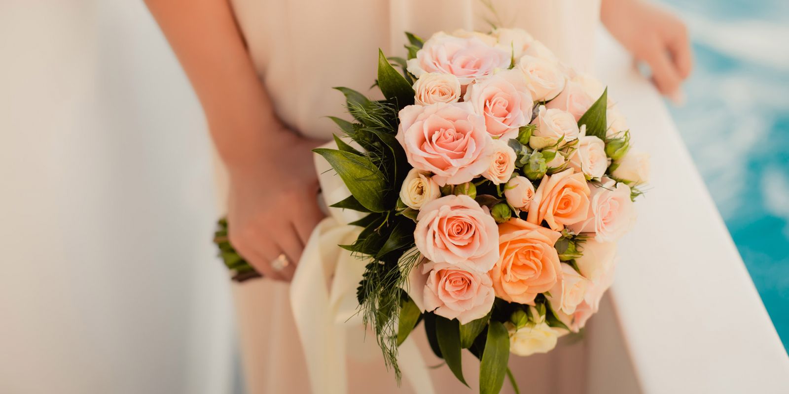 https://www.talamare.fr/medias/Gros plan d'un bouquet de roses lors d'une clbration de mariage sur un yacht de location