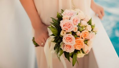 Gros plan d'un bouquet de roses lors d'une célébration de mariage sur un yacht de location