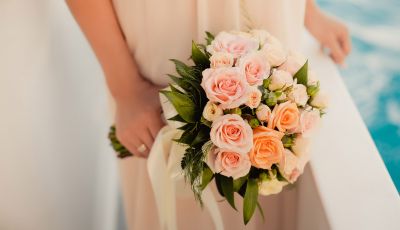 Gros plan d'un bouquet de roses lors d'une clbration de mariage sur un yacht de location