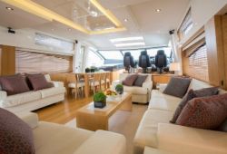 Sunseeker Predator 84 à louer dans le sud de la France - salon
