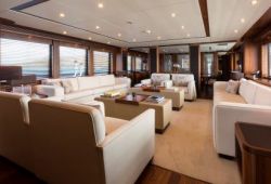 Sunseeker 37m à louer dans le sud de la France - salon