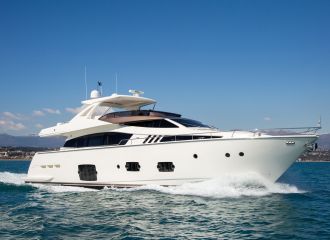 LOCATION YACHT FERRETTI 800