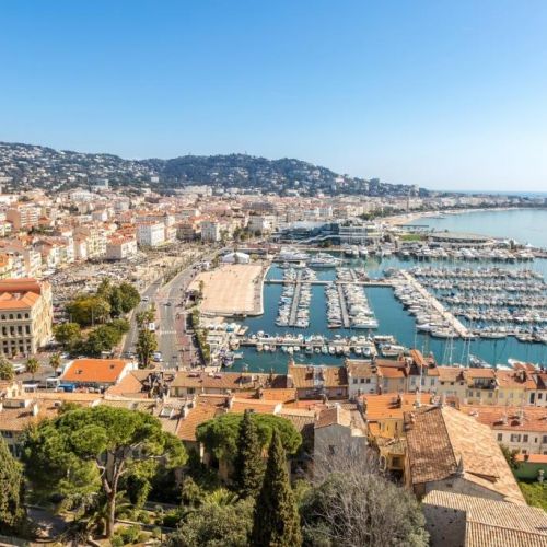 Vue du vieux port de Cannes et de ses yachts depuis le quartier historique du Suquet