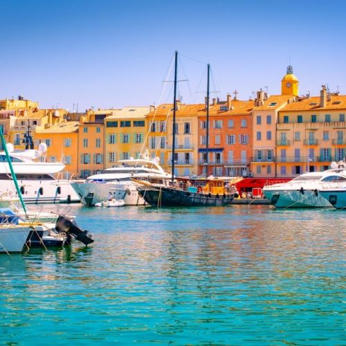 Le port color du village de Saint-Tropez en t avec ses luxueux yachts