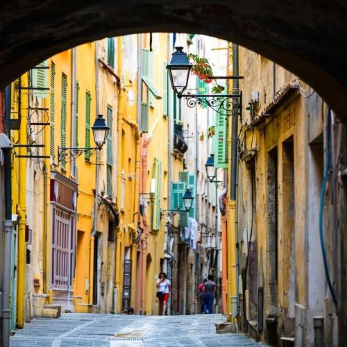 Les ruelles colores de la vieille ville de Menton sur la Cte d'Azur en Mditerrane 