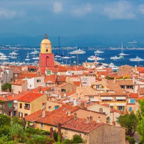 Le village de Saint-Tropez et la baie avec des bateaux de location  l'ancre