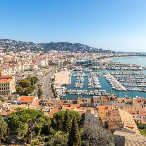 Panorama du vieux port de Cannes et de ses yachts depuis le quartier historique du Suquet