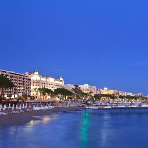 Vue nocturne de la ville de Cannes avec le fameux boulevard de La Croisette et l'htel Carlton