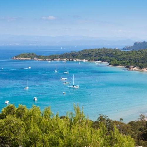 Un superbe mouillage en baie avec des yachts de location  l'ancre sur l'le de Porquerolles dans le sud de la France