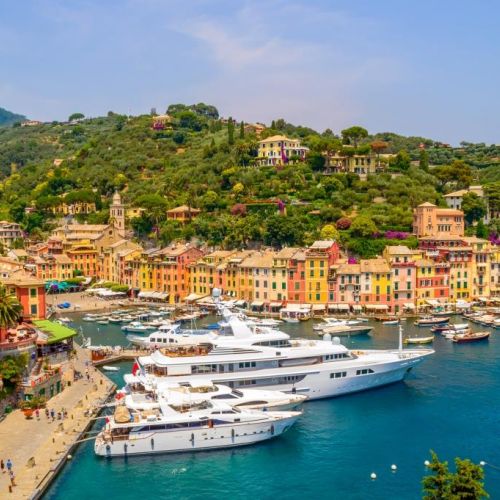 Vue du village de pcheurs de Portofino avec sa marina et ses yachts sur la Riviera Ligure en Italie