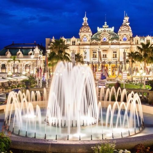 Vue nocturne de la place du Casino  Monaco avec le prestigieux htel de Paris