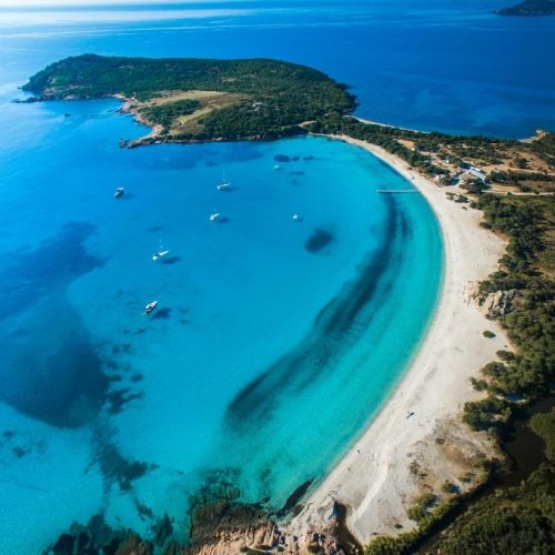 Vue arienne de la superbe plage de Rondinara en Corse avec des yachts de location au mouillage