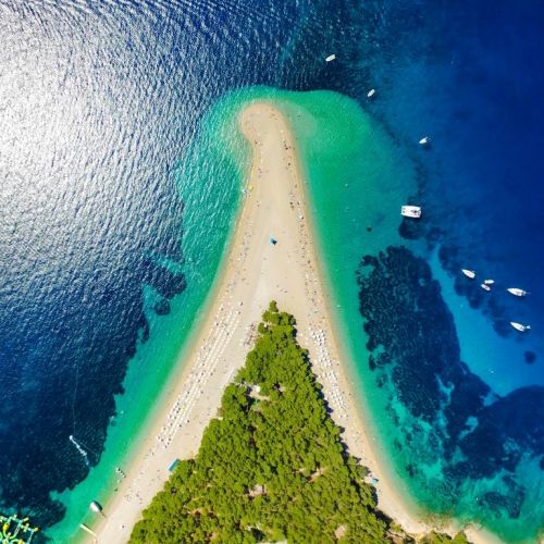 Vue arienne de la plage de Zlatni Rat sur l'le de Brac en Croatie